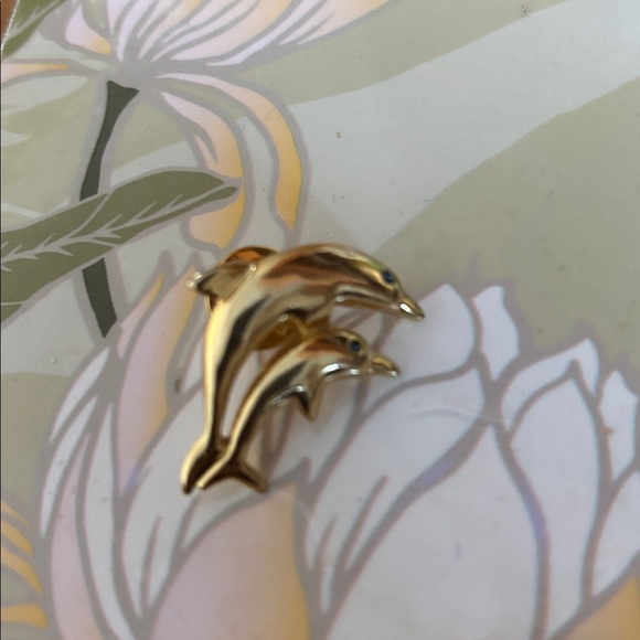 Mother and baby Gold Dolphin Brooch - Picture 2 of 5